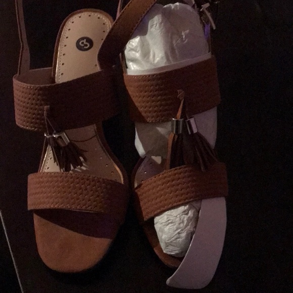 Brown tasselled sandals - Picture 2 of 7